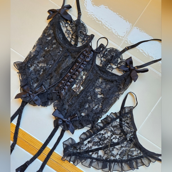 NWT 36 Vintage Victoria's Secret Gold Label Lace Corset Bustier Garter and panty - Picture 2 of 7